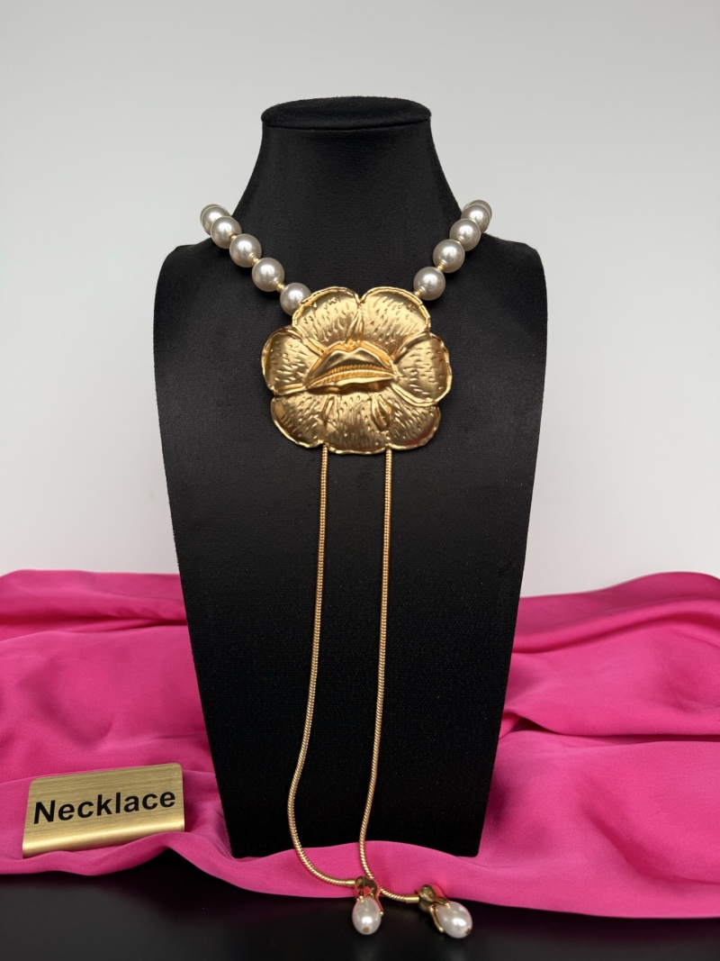Колье с золотым цветком и жемчугом Schiaparelli