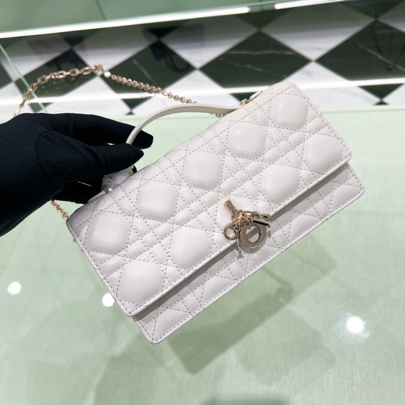 Клатч женский белый из натуральной кожи с декоративной цепью Dior