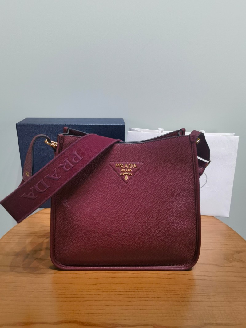 Бордовая сумка Prada с золотой фурнитурой