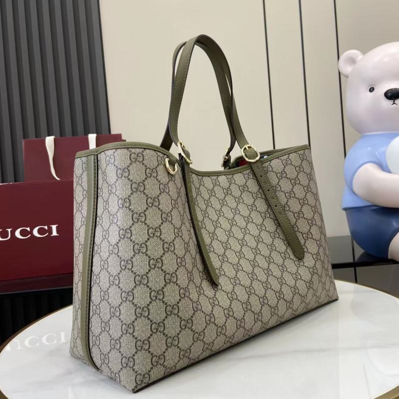 Сумка Gucci с монограммой и зелеными ручками