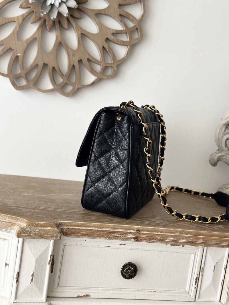 Винтажная сумка Chanel с золотой фурнитурой