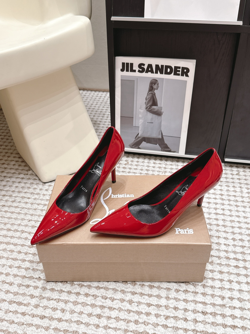 Женские лаковые туфли с острым носом Christian Louboutin