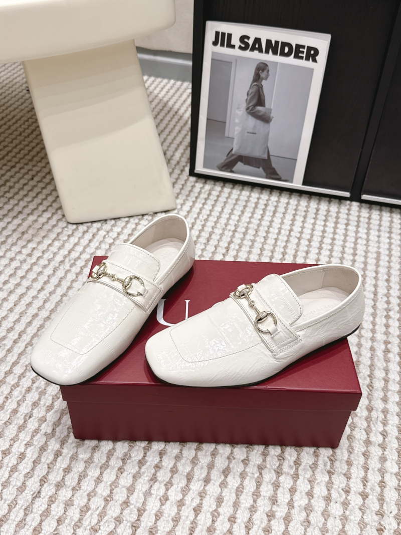 Женские лоферы белые с тиснением под крокодила и фурнитурой Gucci