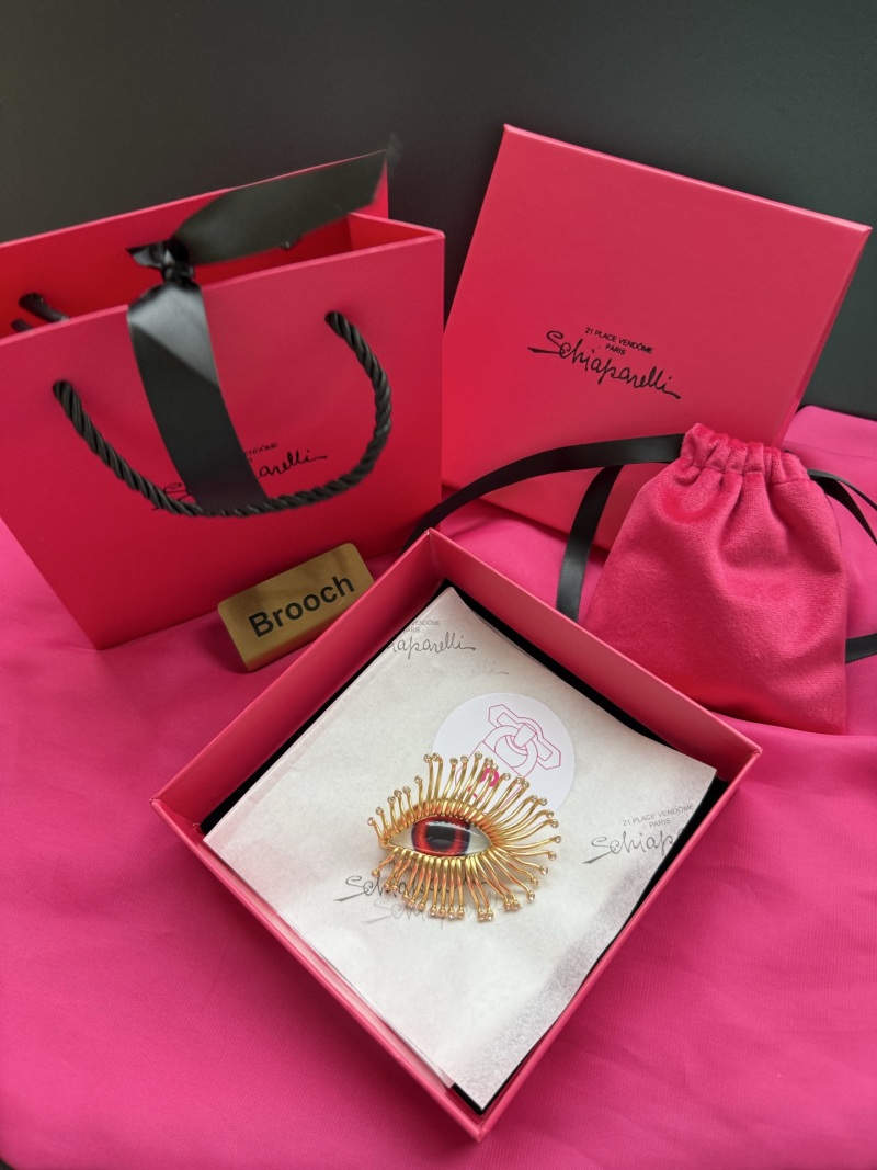 Брошь Schiaparelli в виде глаза