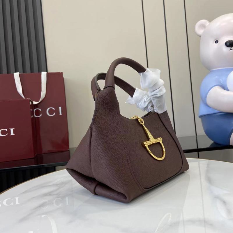 Сумка Gucci с золотой фурнитурой
