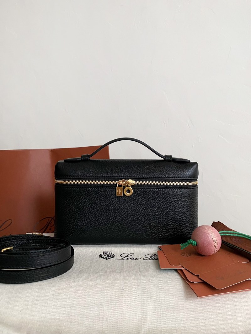 Чёрная сумка Loro Piana с золотой фурнитурой