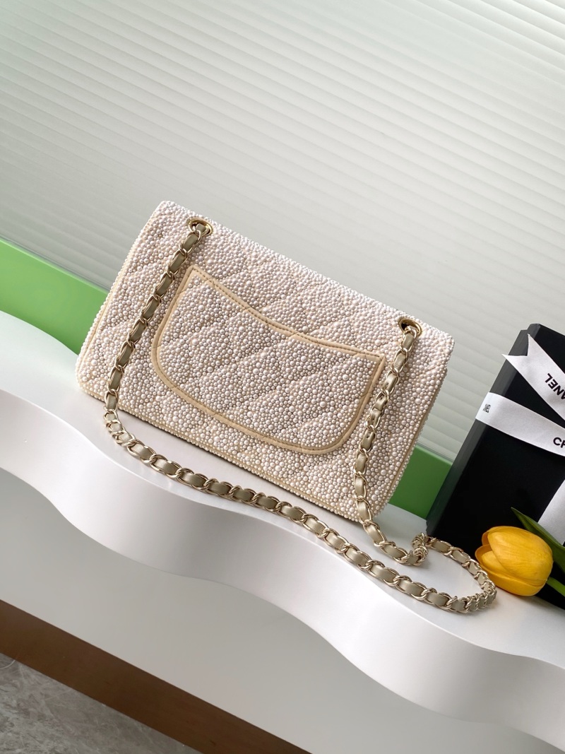 Белая сумка через плечо с перламутровой отделкой Chanel