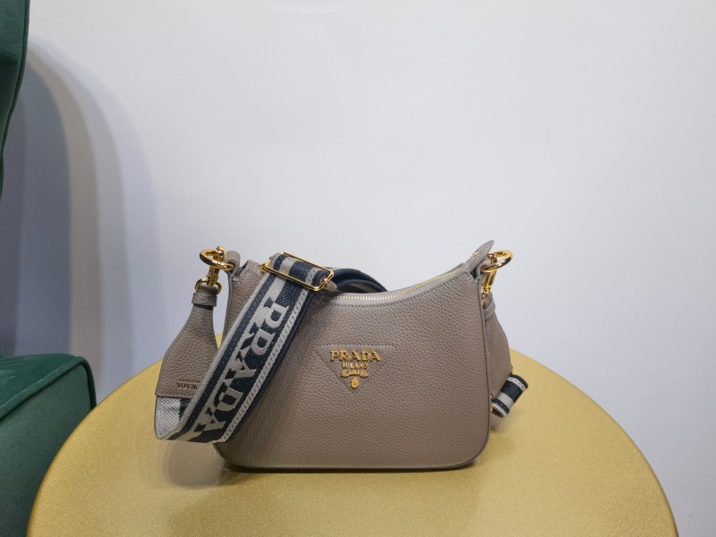Сумка Prada с логотипом