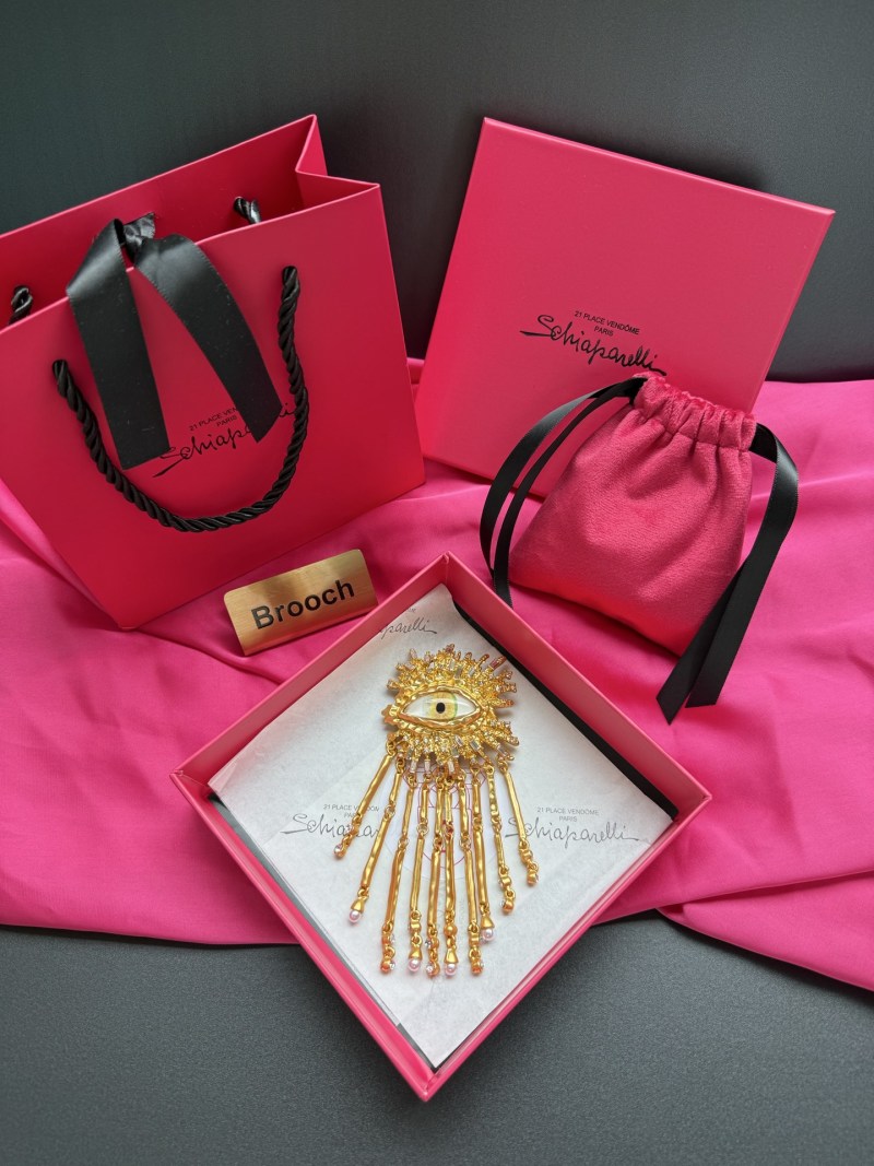 Брошь Schiaparelli с глазом