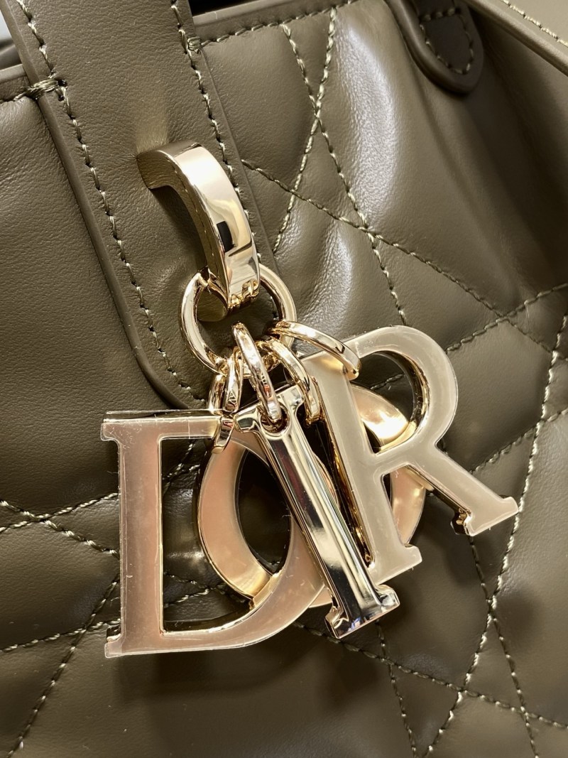 Сумка Dior с квилтингом и металлической фурнитурой