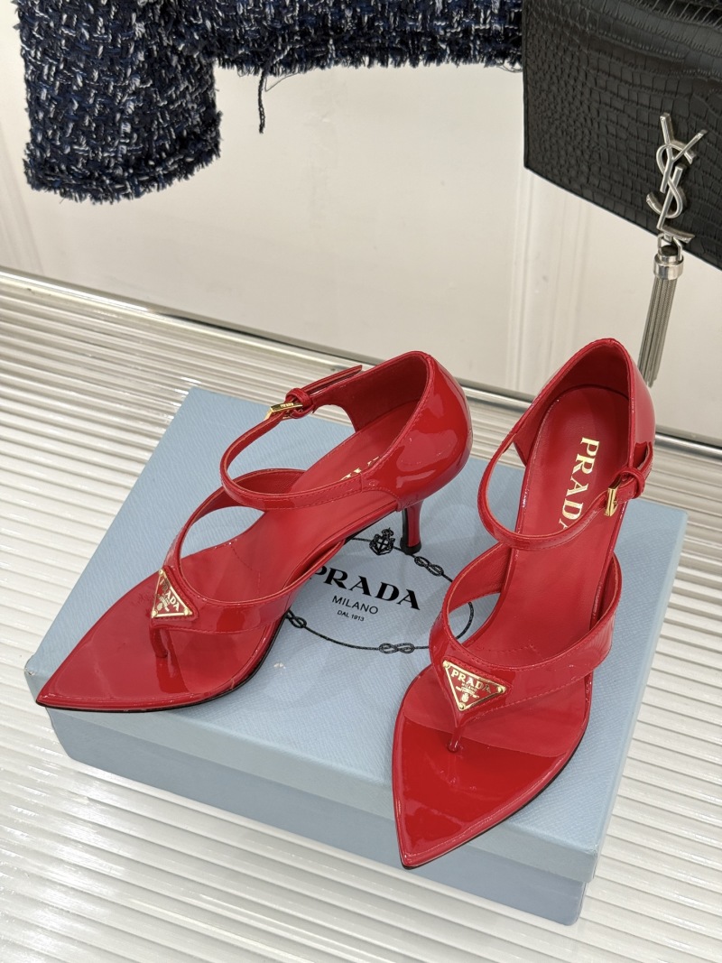 Женские красные лаковые босоножки Prada на каблуке