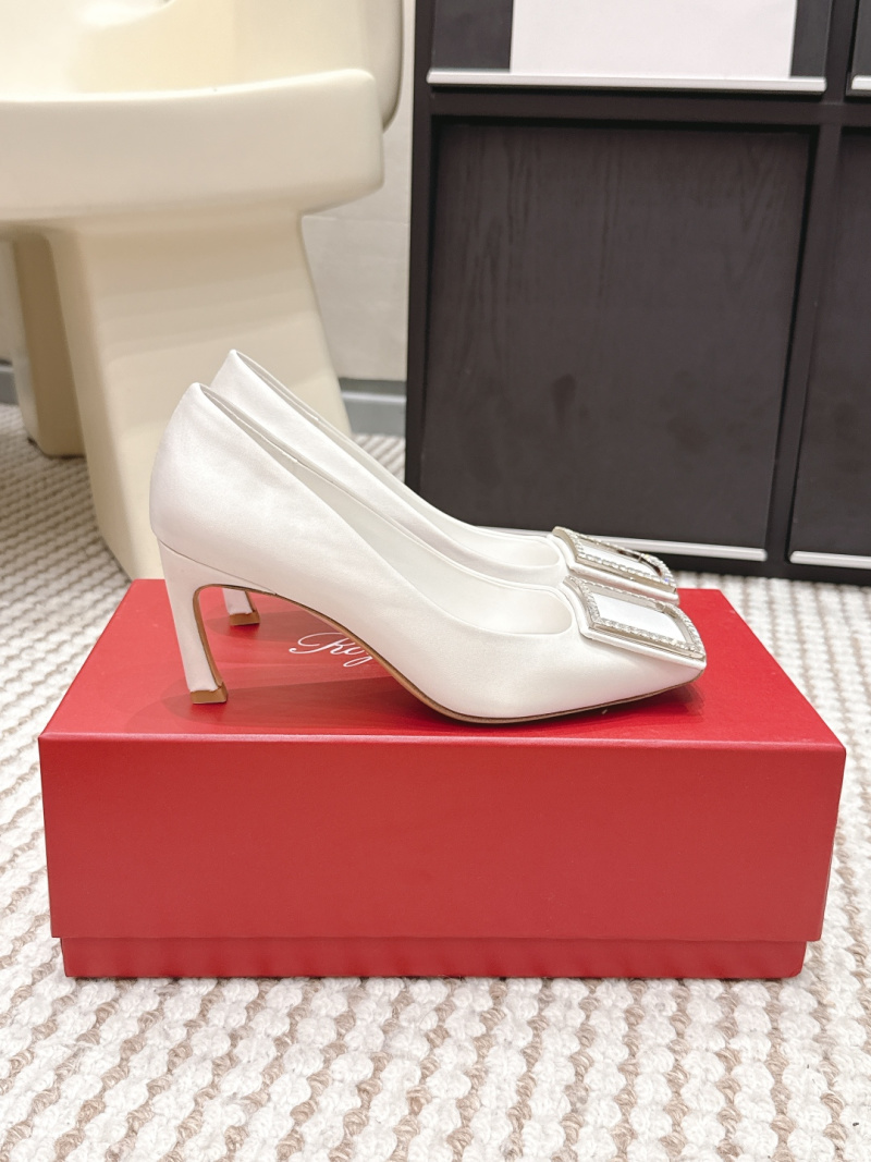 Белые туфли Roger Vivier с каблуком