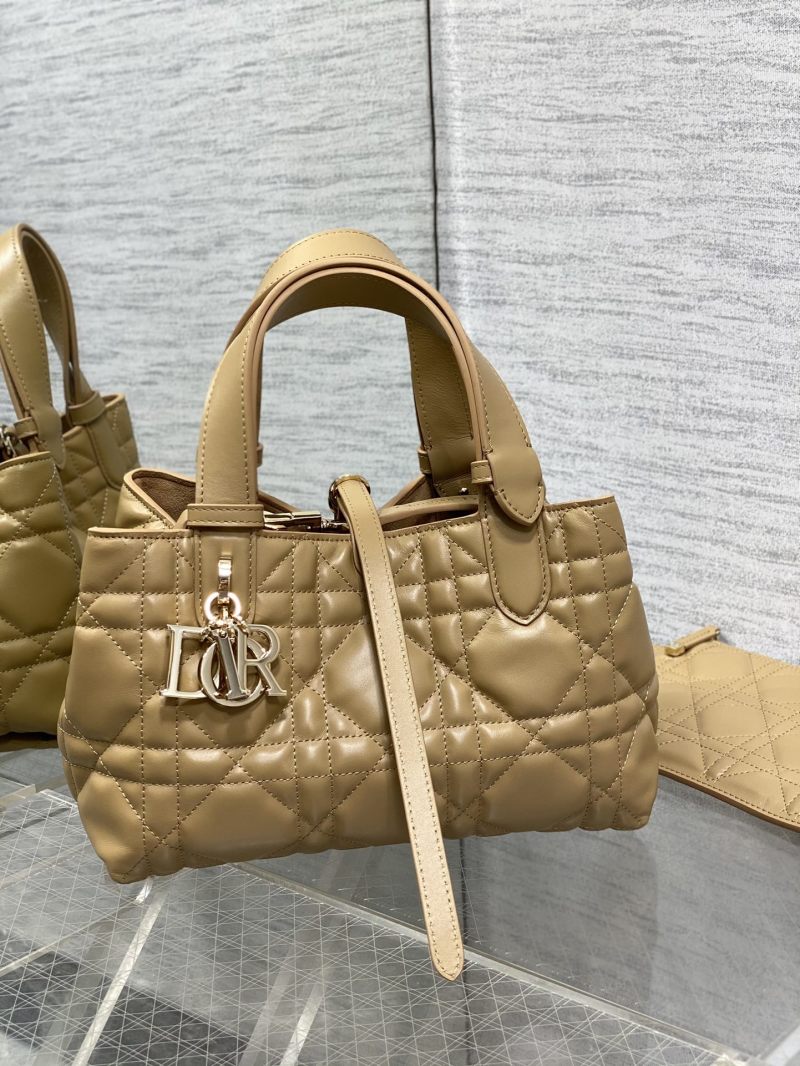 Сумка Dior с металлической фурнитурой