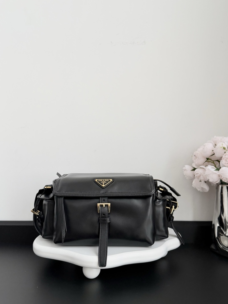 Чёрная сумка Prada из ламбры