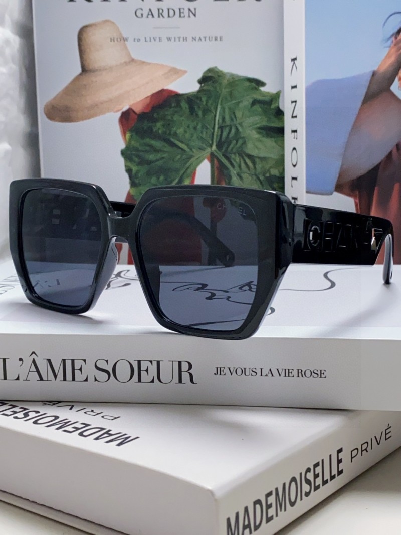 Солнцезащитные очки Chanel черные квадратные