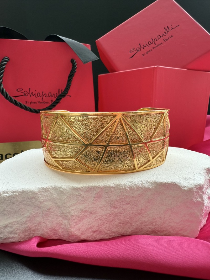 Золотистый браслет с геометрическим узором Schiaparelli