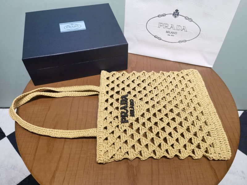 Тот-баг Prada с кружевной вязкой