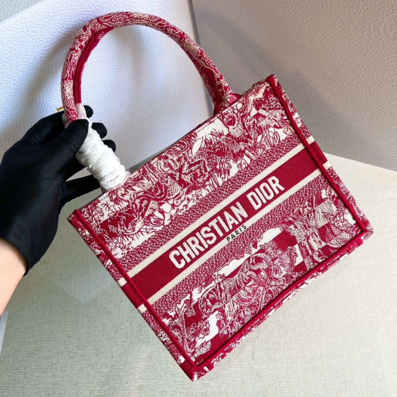 Сумка Christian Dior с тиснёным узором зоопарка