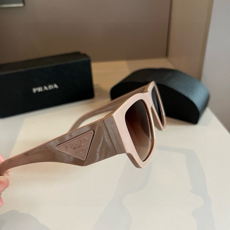 Солнцезащитные очки Prada