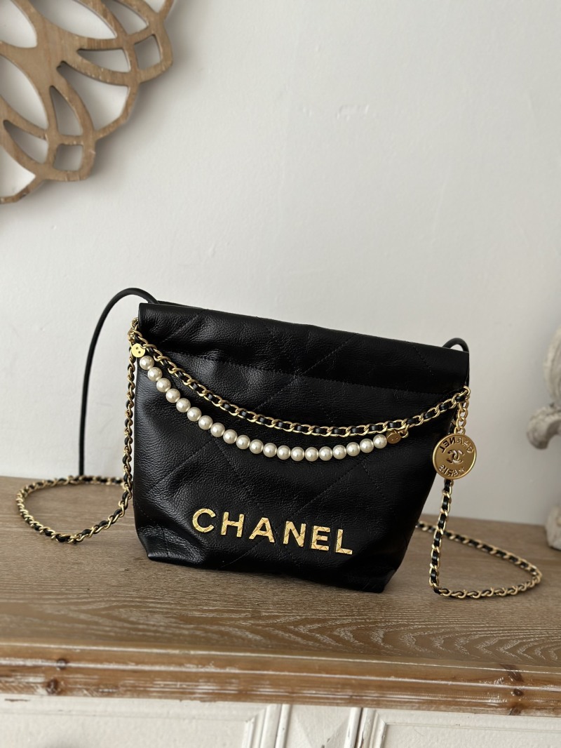Женская сумка Chanel Mini 22 с жемчужной цепью и золотой отделкой