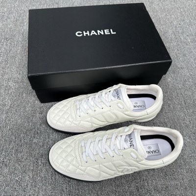 Белые кожаные кроссовки Chanel с декоративной стежкой