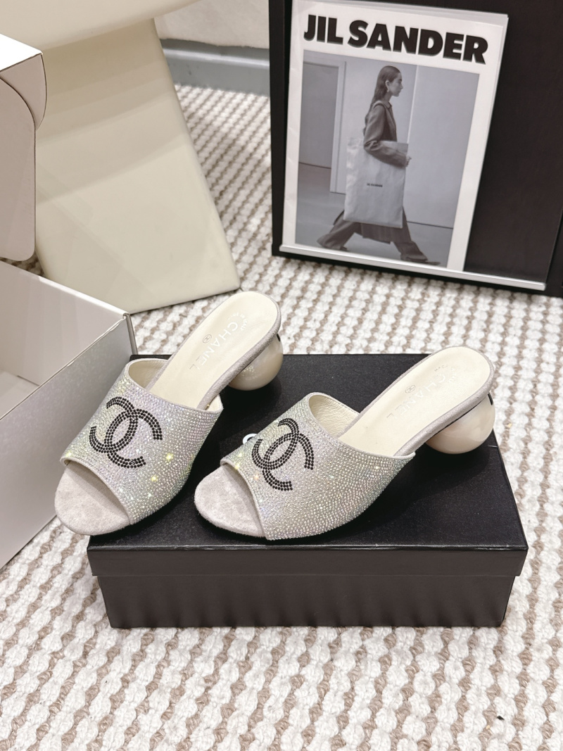 Женские шлепанцы с декором из кристаллов и логотипом Chanel