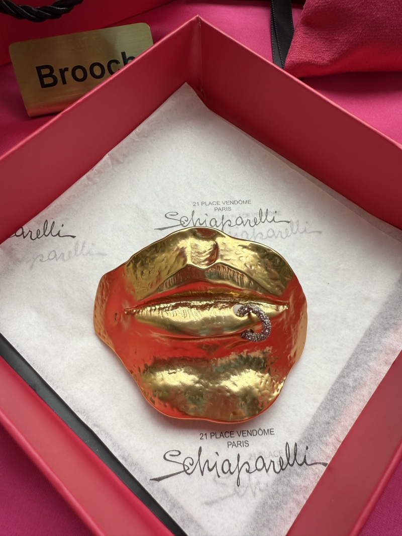 Брошь в виде губ с кольцом Schiaparelli