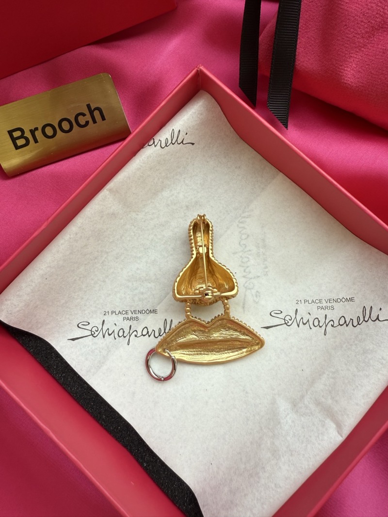Брошь в виде губ Schiaparelli