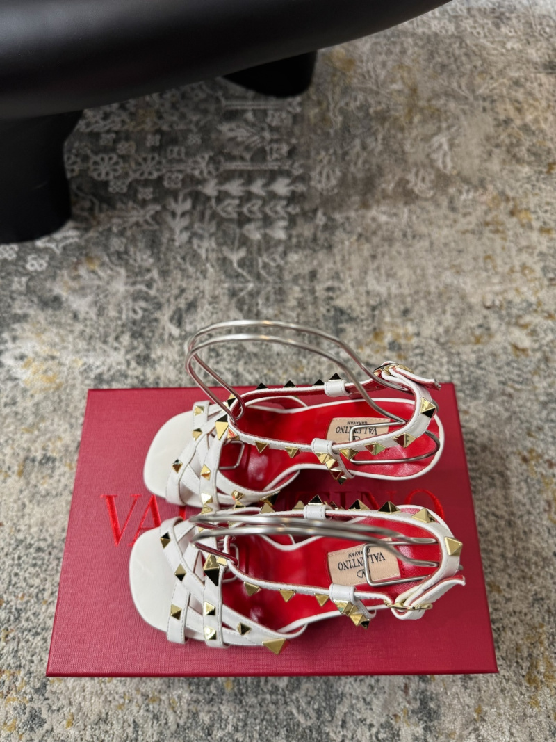 Белые туфли Valentino Rockstud на каблуке Valentino Garavani