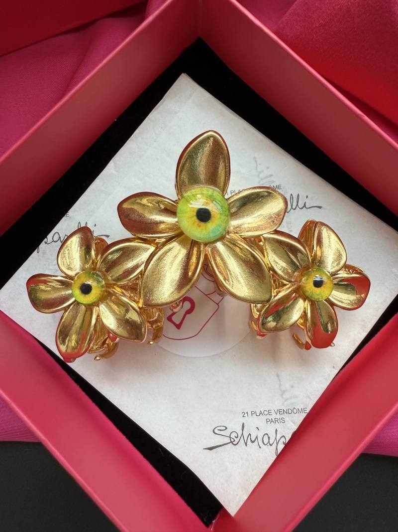 Брошь в виде цветка Schiaparelli