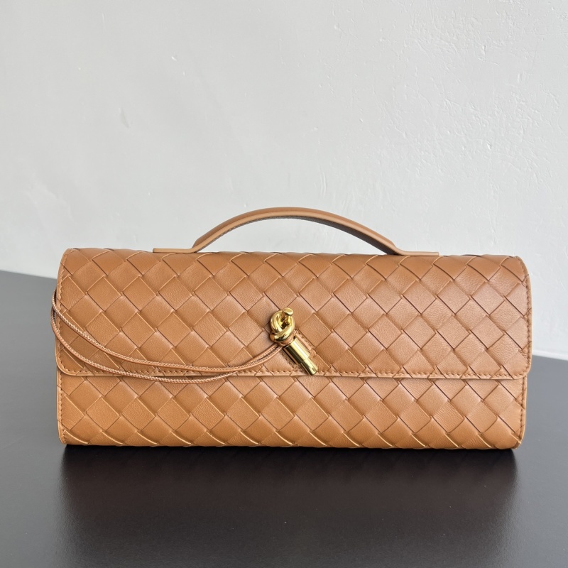 Кожаный клатч с плетеным дизайном и золотой фурнитурой Bottega Veneta