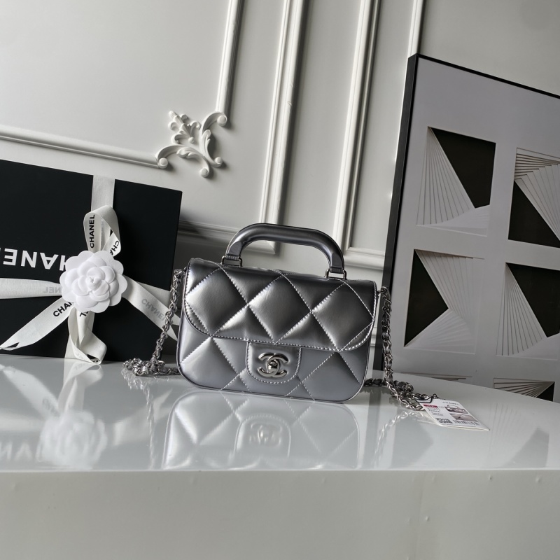 Сумка с жесткой ручкой и цепочным ремнем Chanel