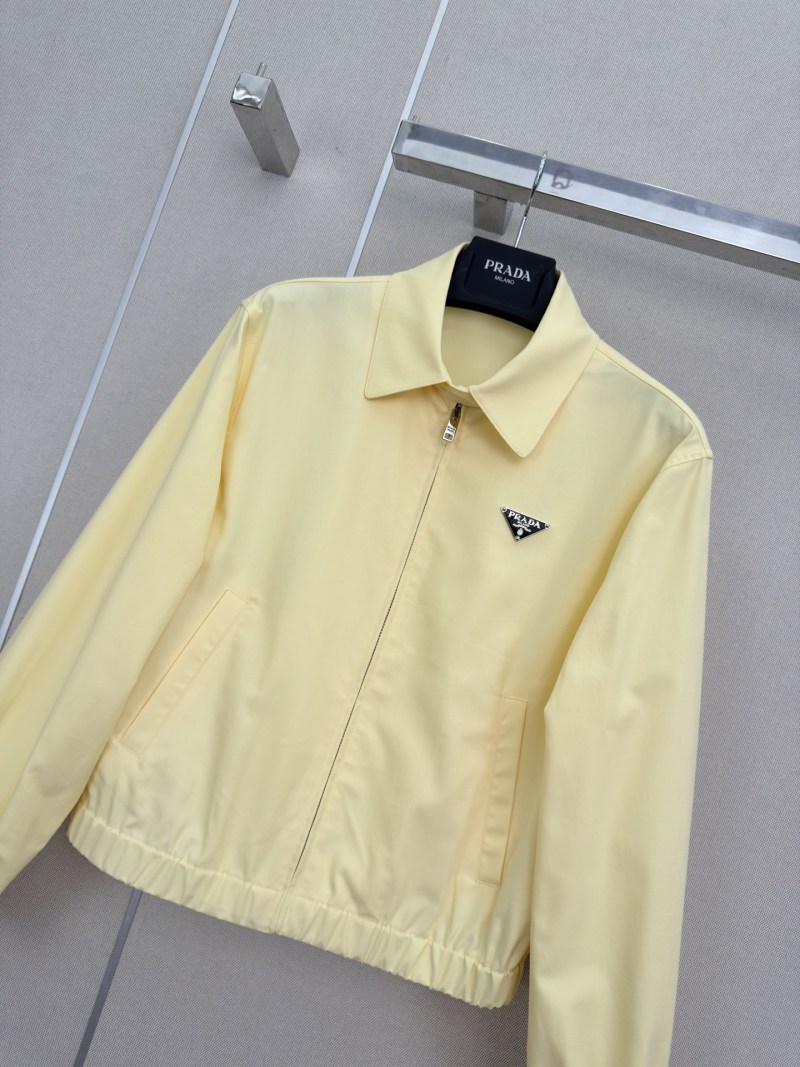 Женская легкая куртка Prada желтого цвета