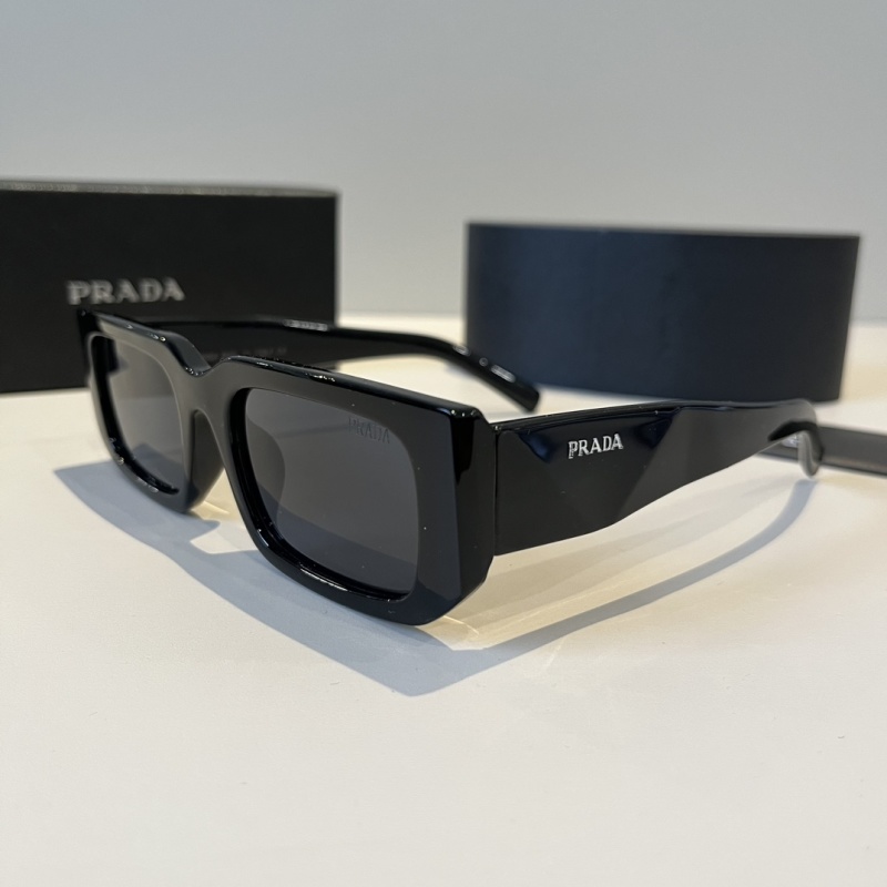 Солнечные очки Prada
