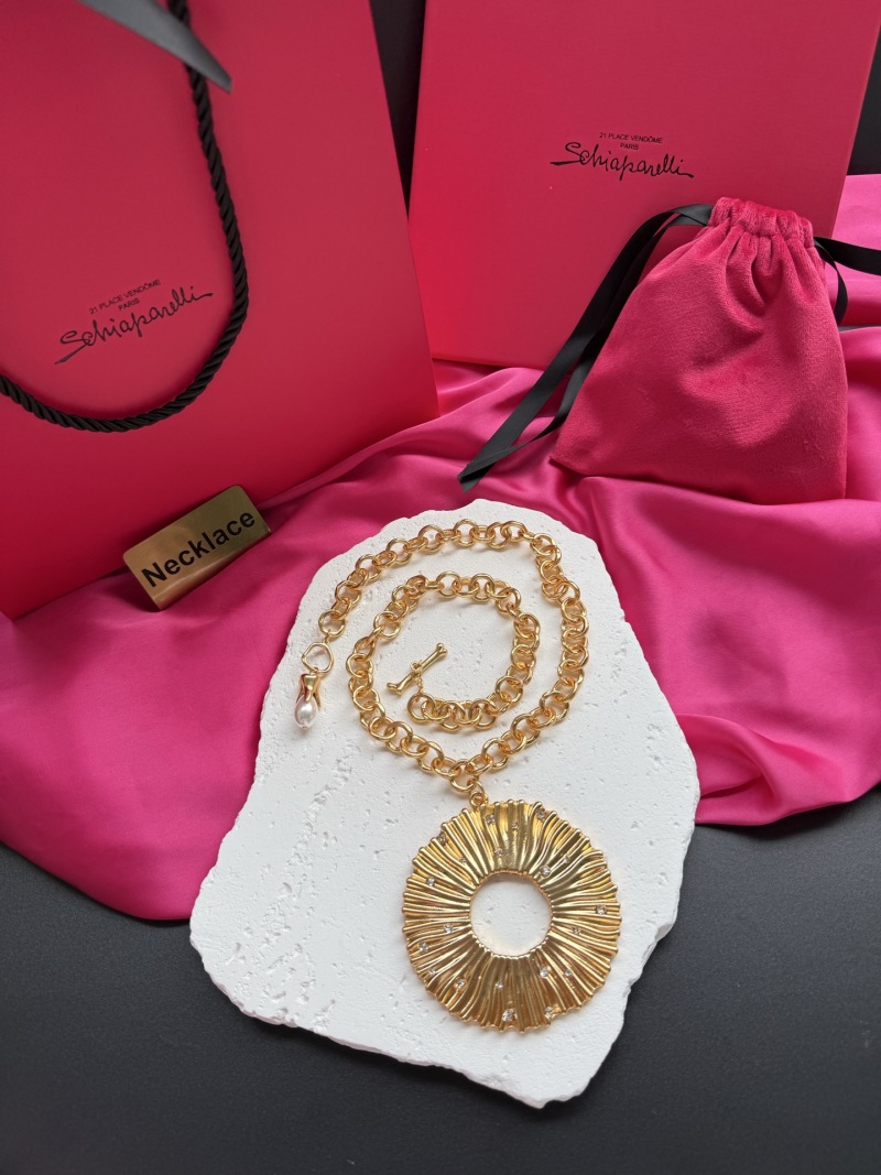 Золотистое колье с декоративным подвесом Schiaparelli