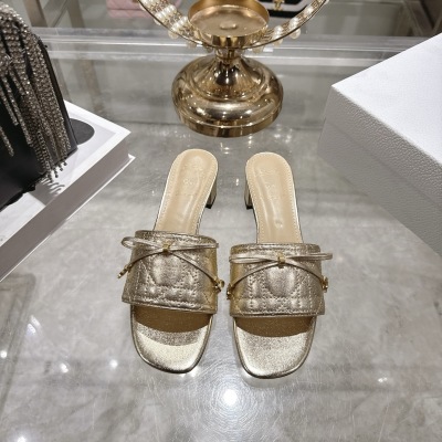 Женские сабо Dior золотого цвета с декоративным бантом