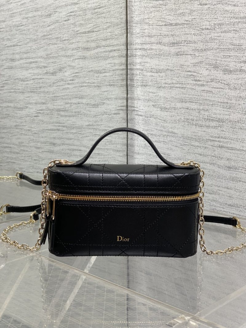Черная сумка Dior с цепочкой