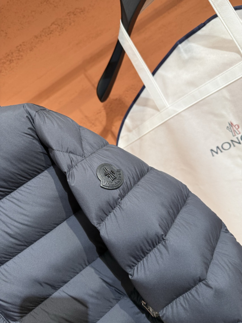 Пуховик Moncler