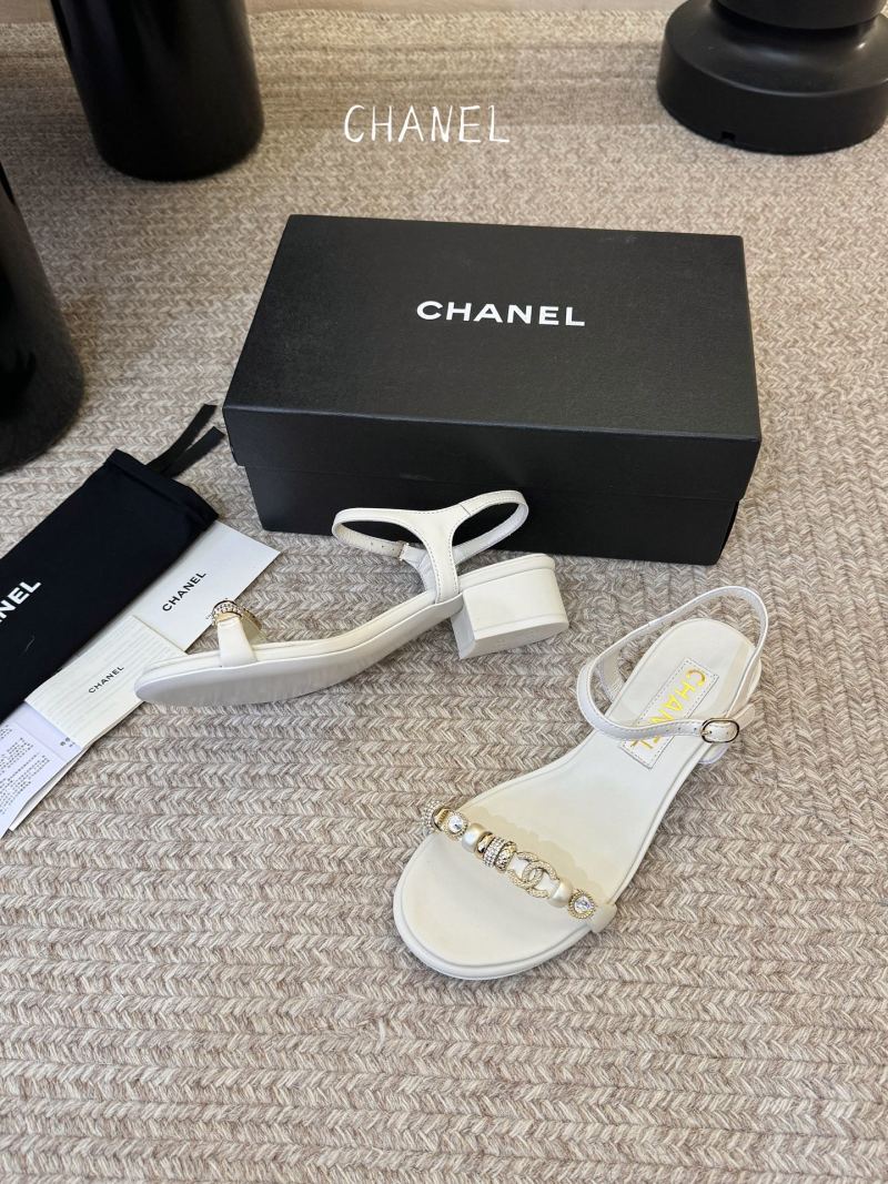 Женские туфли с декоративной цепочкой и жемчугом Chanel