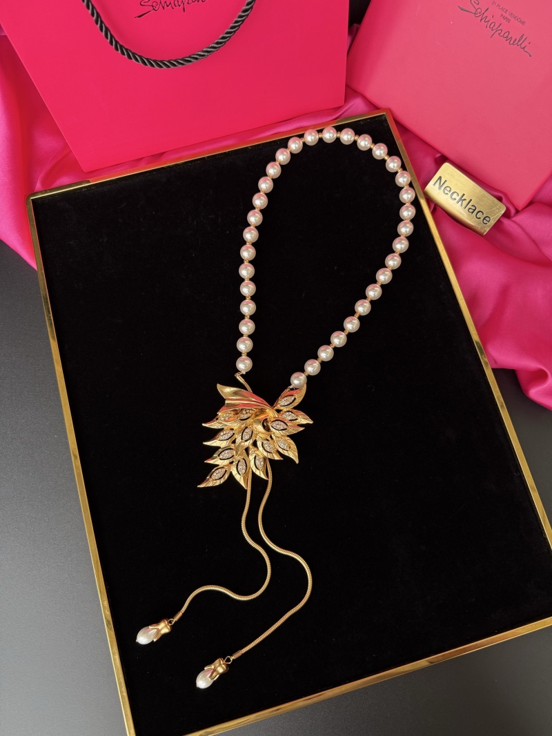 Колье с жемчугом и золотым элементом Schiaparelli