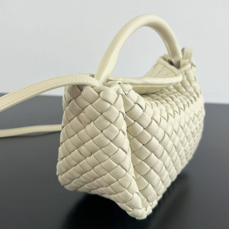 Женская плетеная сумка-клатч бежевого цвета Bottega Veneta
