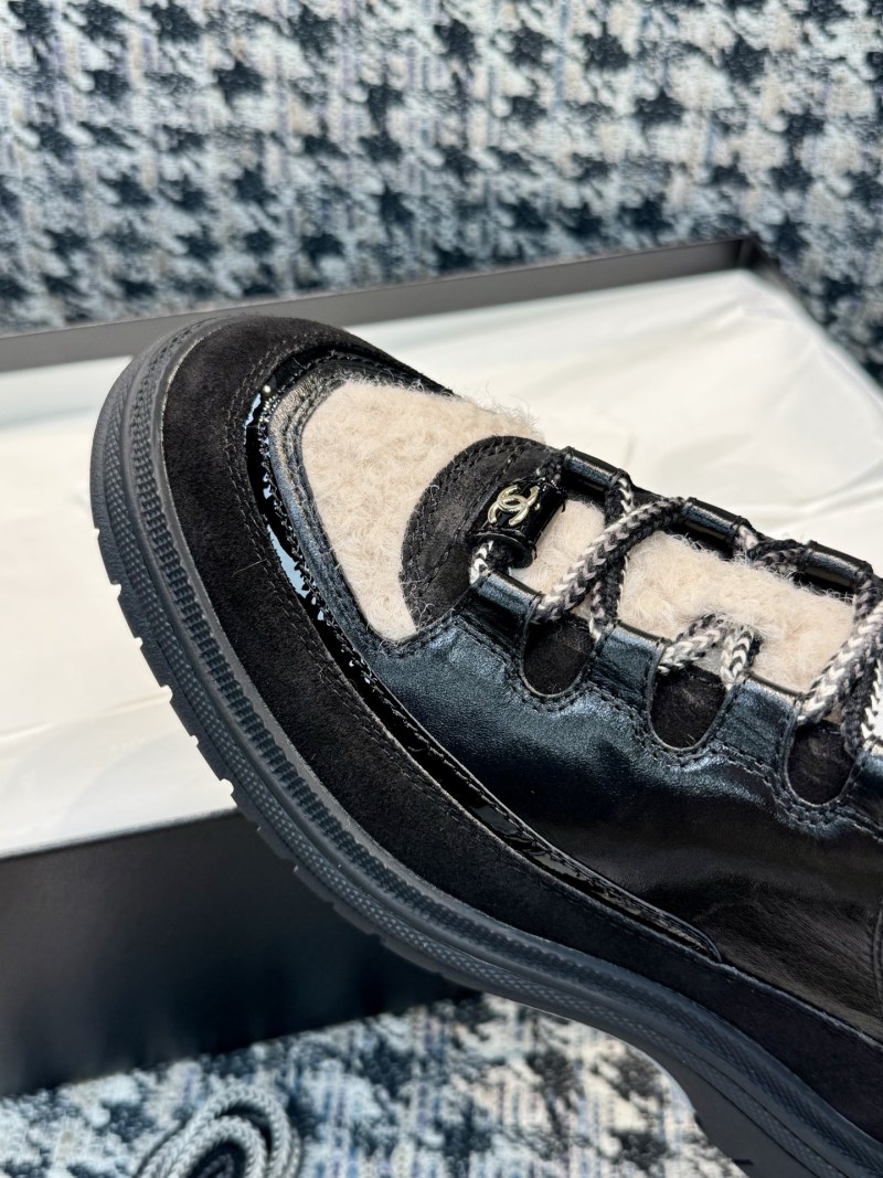 Женские черные кроссовки с меховой отделкой Chanel