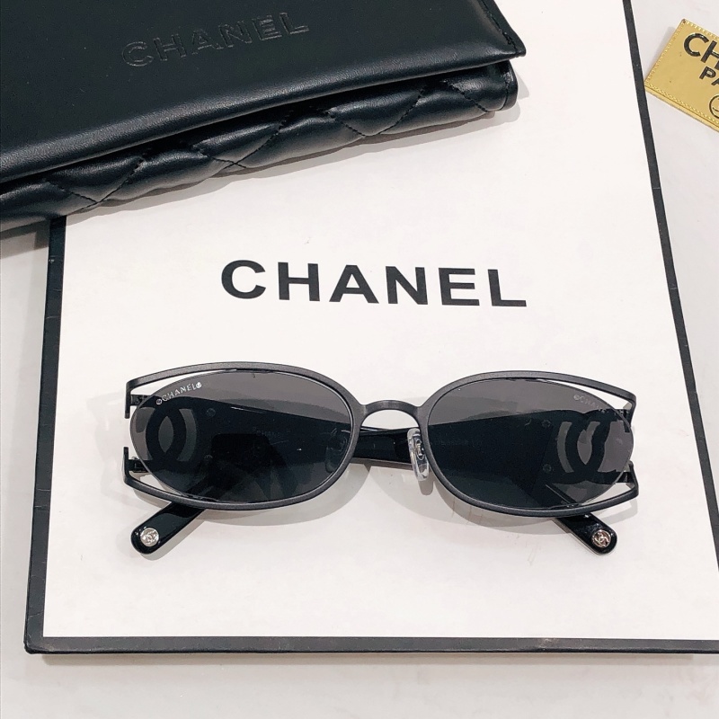Солнцезащитные очки Chanel с металлической оправой