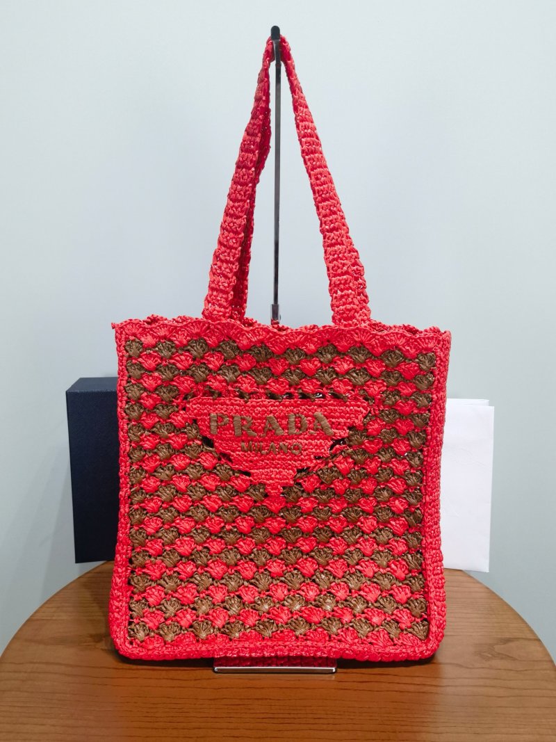 Крючковая сумка Prada с логотипом
