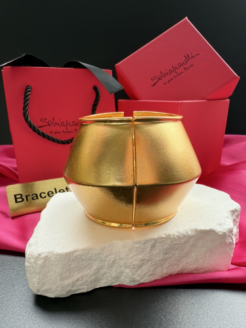 Золотистый браслет Schiaparelli