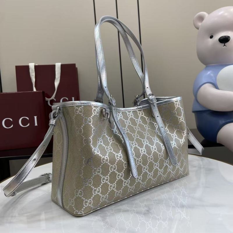 Сумка Gucci с монограммой и серебристыми вставками