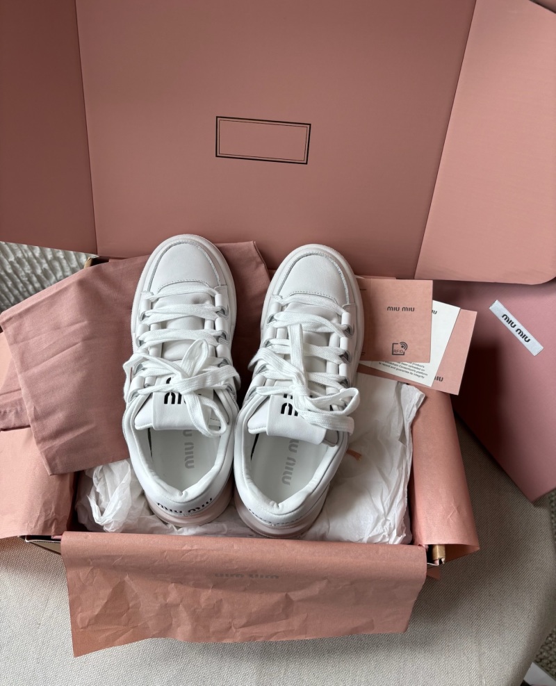Женские белые кроссовки Miu Miu