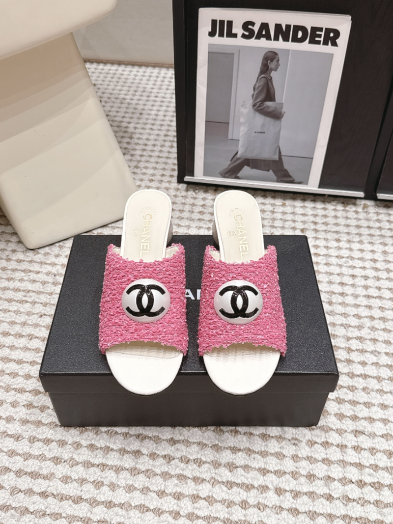 Сандалии розовые с декором в виде логотипа и белым каблуком Chanel