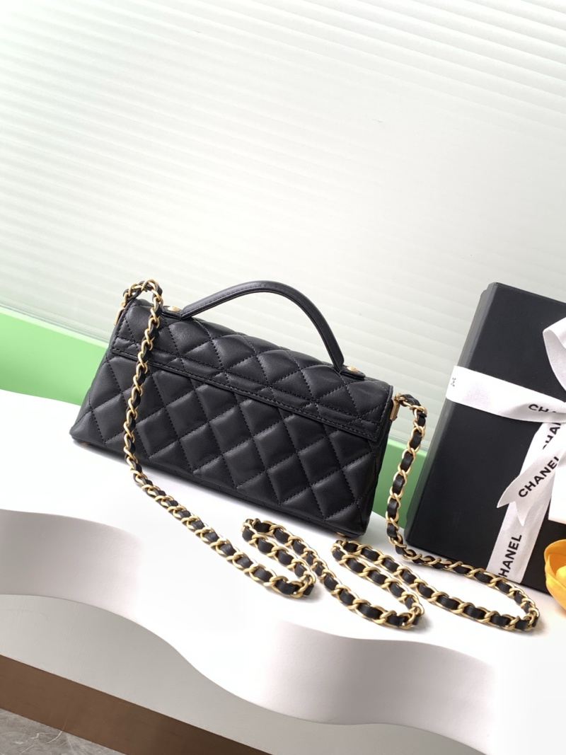 Черная стеганая женская сумка с золотистым декором Chanel