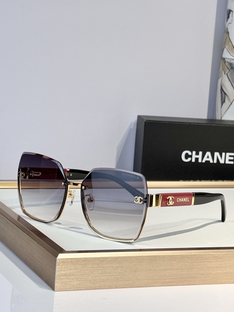 Солнцезащитные очки Chanel черные